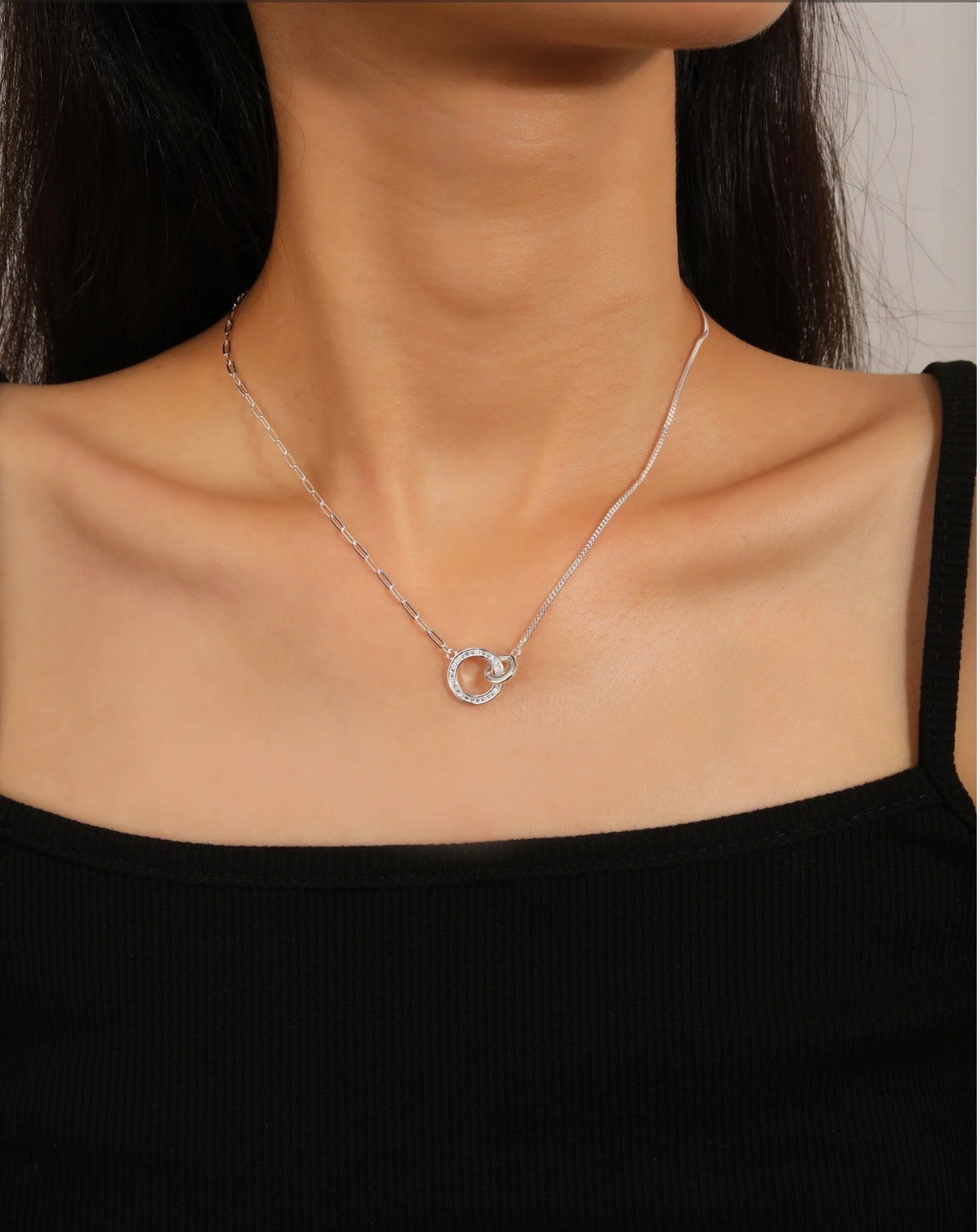 Collar de Aros entrelazados con cadena mixta Plata .925 con baño de Rodio con Zirconias
