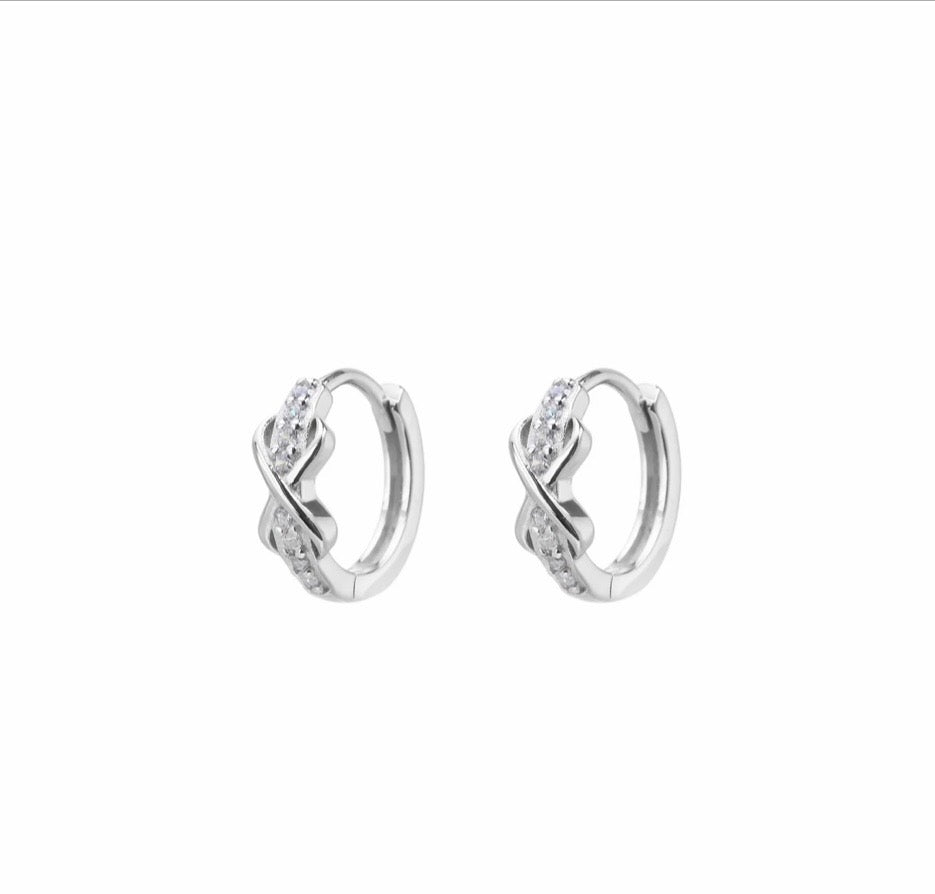 Aretes Huggies Plata .925 con baño de Rodio con Zirconias.